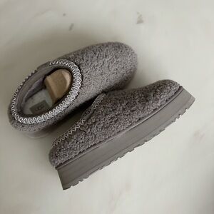 BRAND NEW UGG TAZZ CURLY SHEARLING PLATFORM SLIPPERS - SMOKE PLUME
